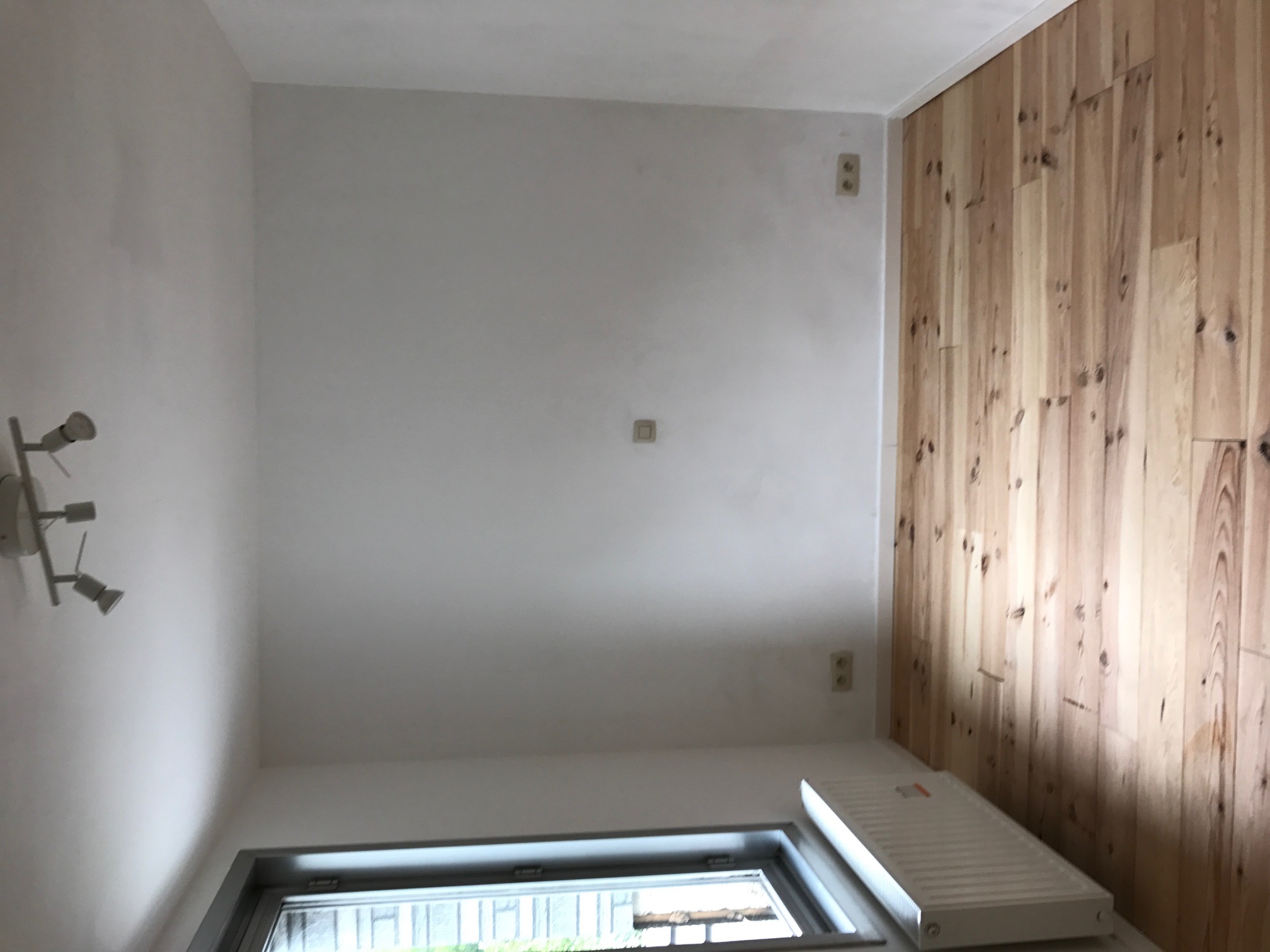 Appartement en duplex : cours ancienne veranda et petit potager