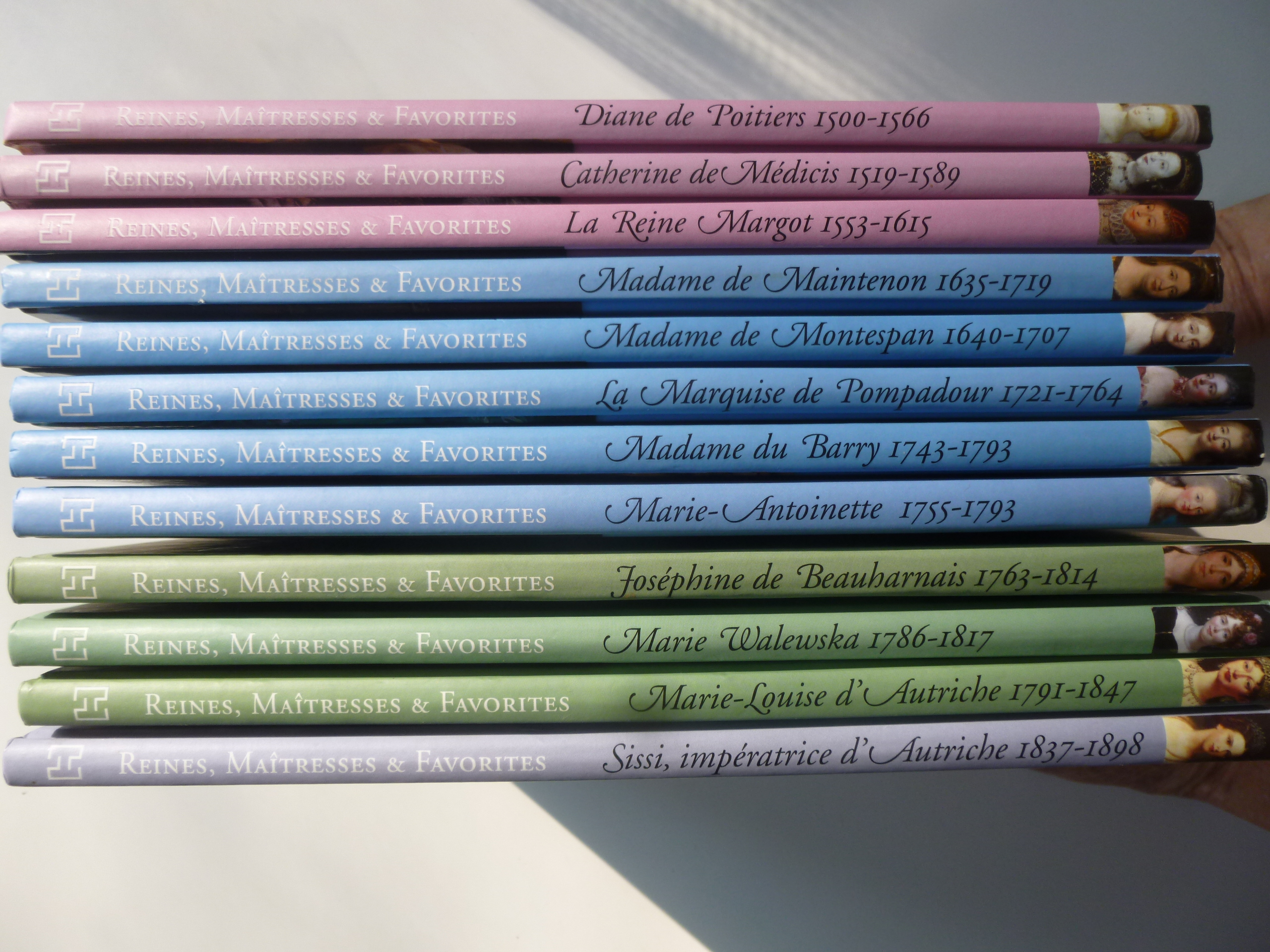 COLLECTION DE 12 LIVRES 