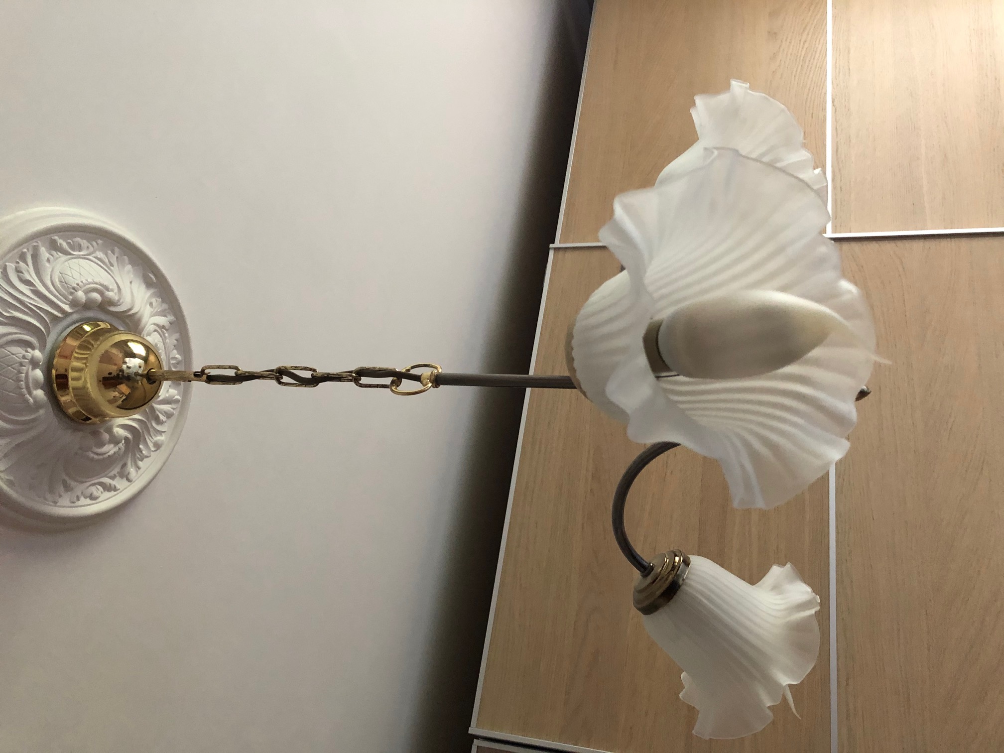 lustre trois branches avec globes opaline et ampoules économiques