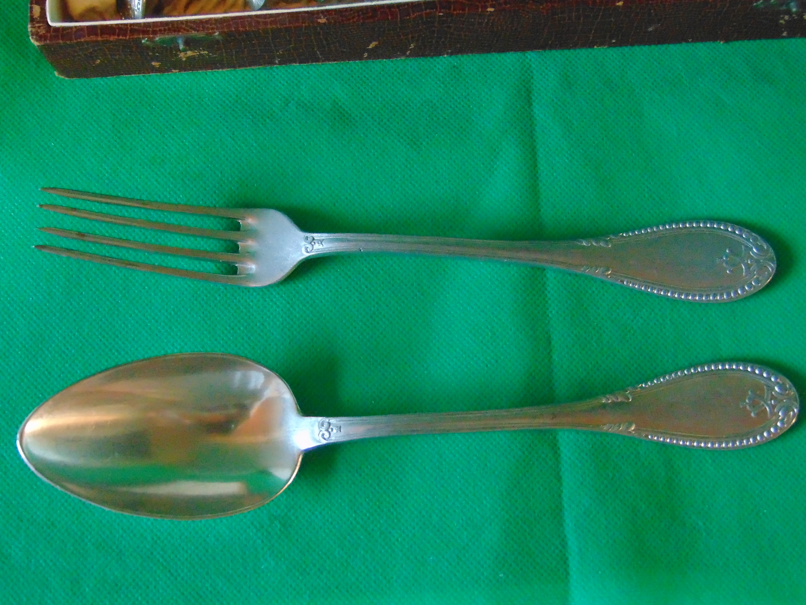Ancien Service couverts ? poisson en inox et sa bo?te d'origine