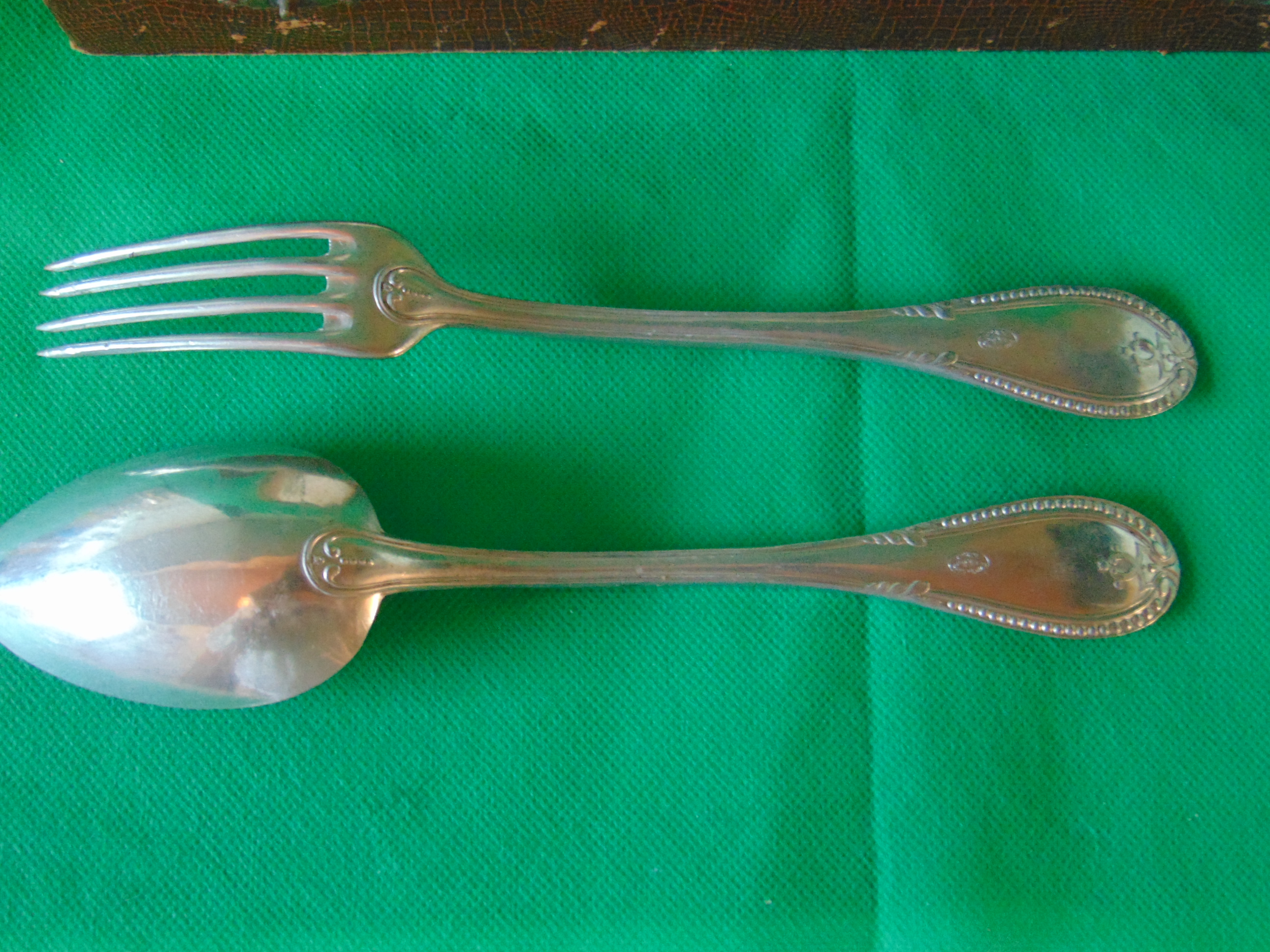 Ancien Service couverts ? poisson en inox et sa bo?te d'origine