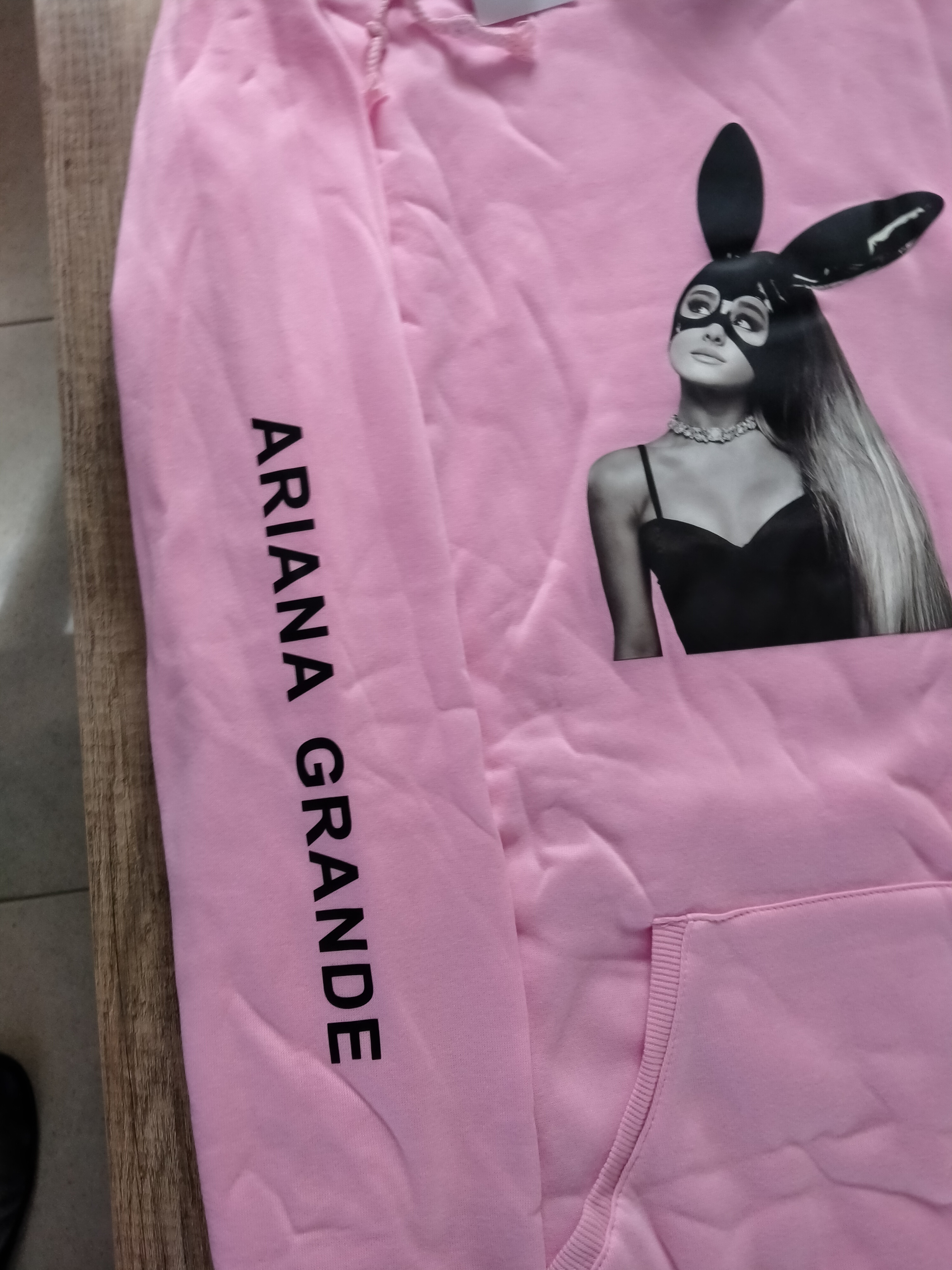 Swaet à capuche Ariana Grandé neuf