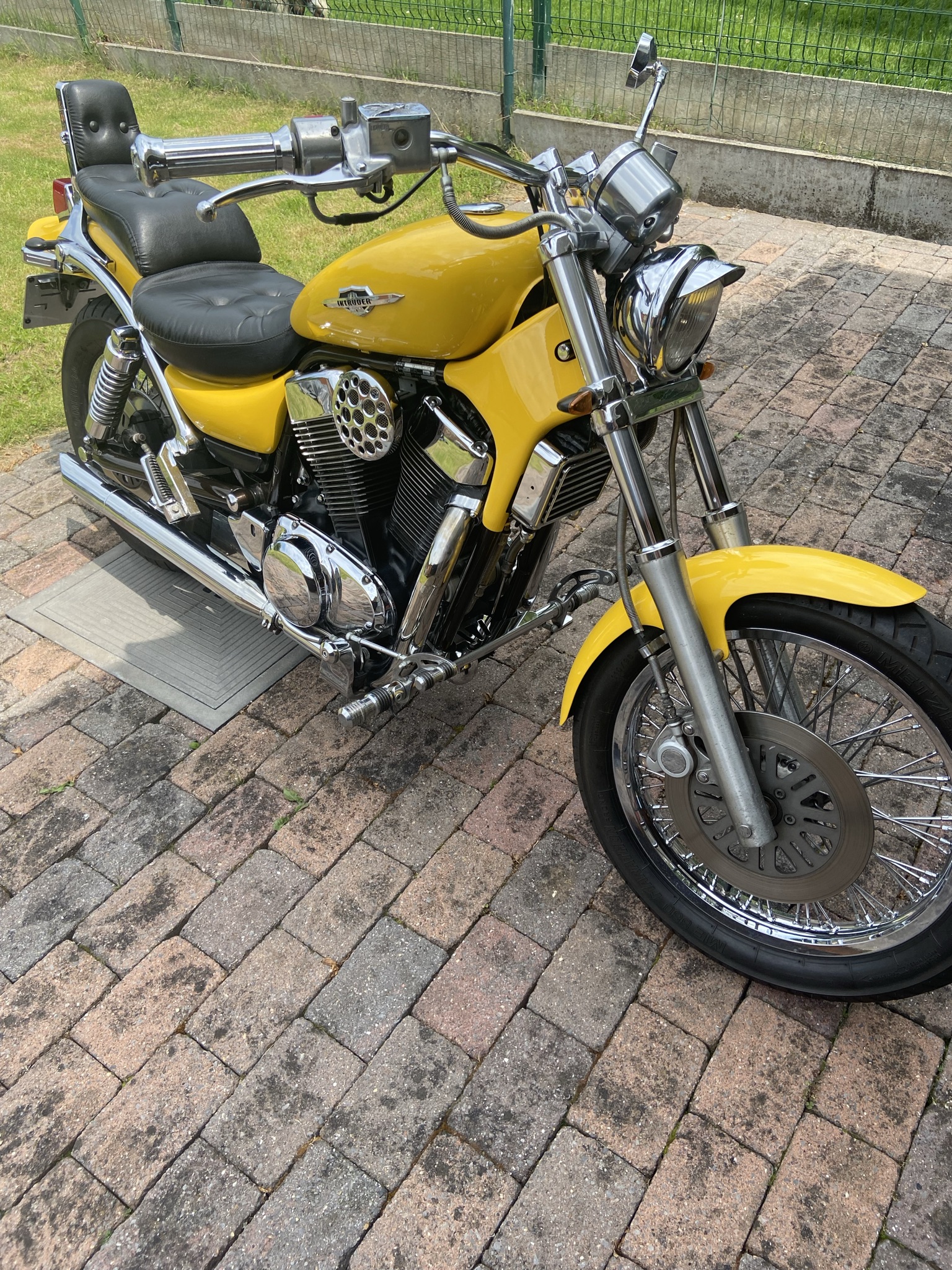 Suzuki 1400 intruder 