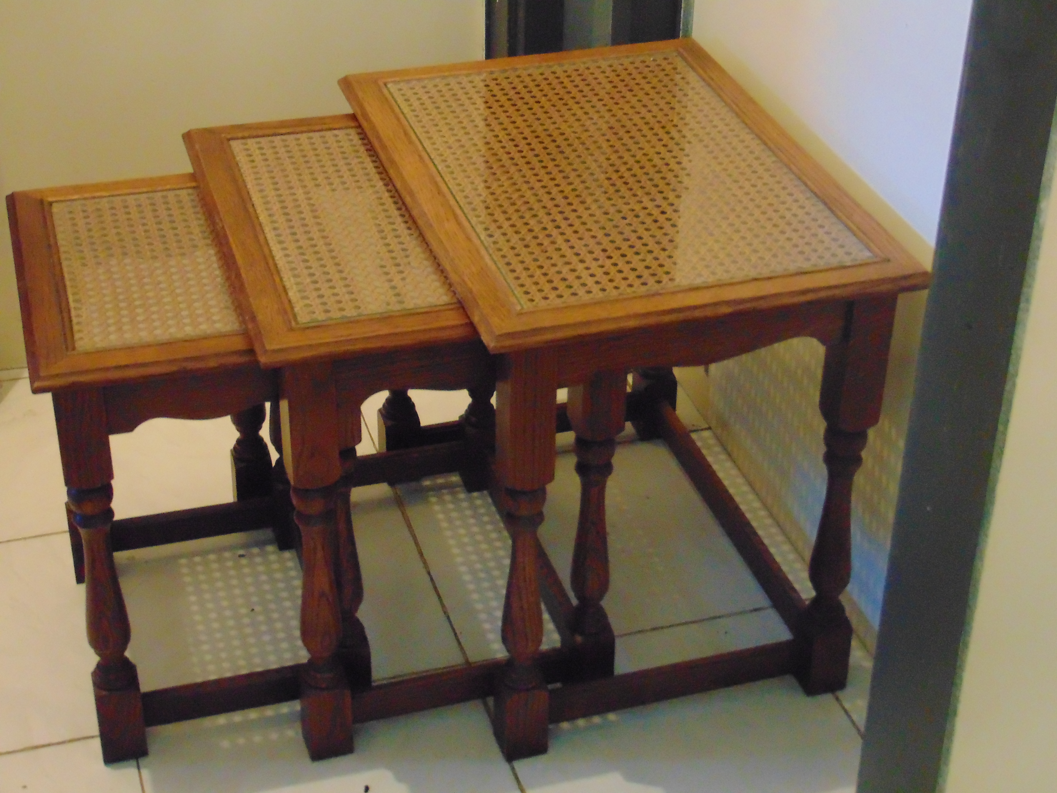 Ancienne tables gigognes cann?es vitr?es