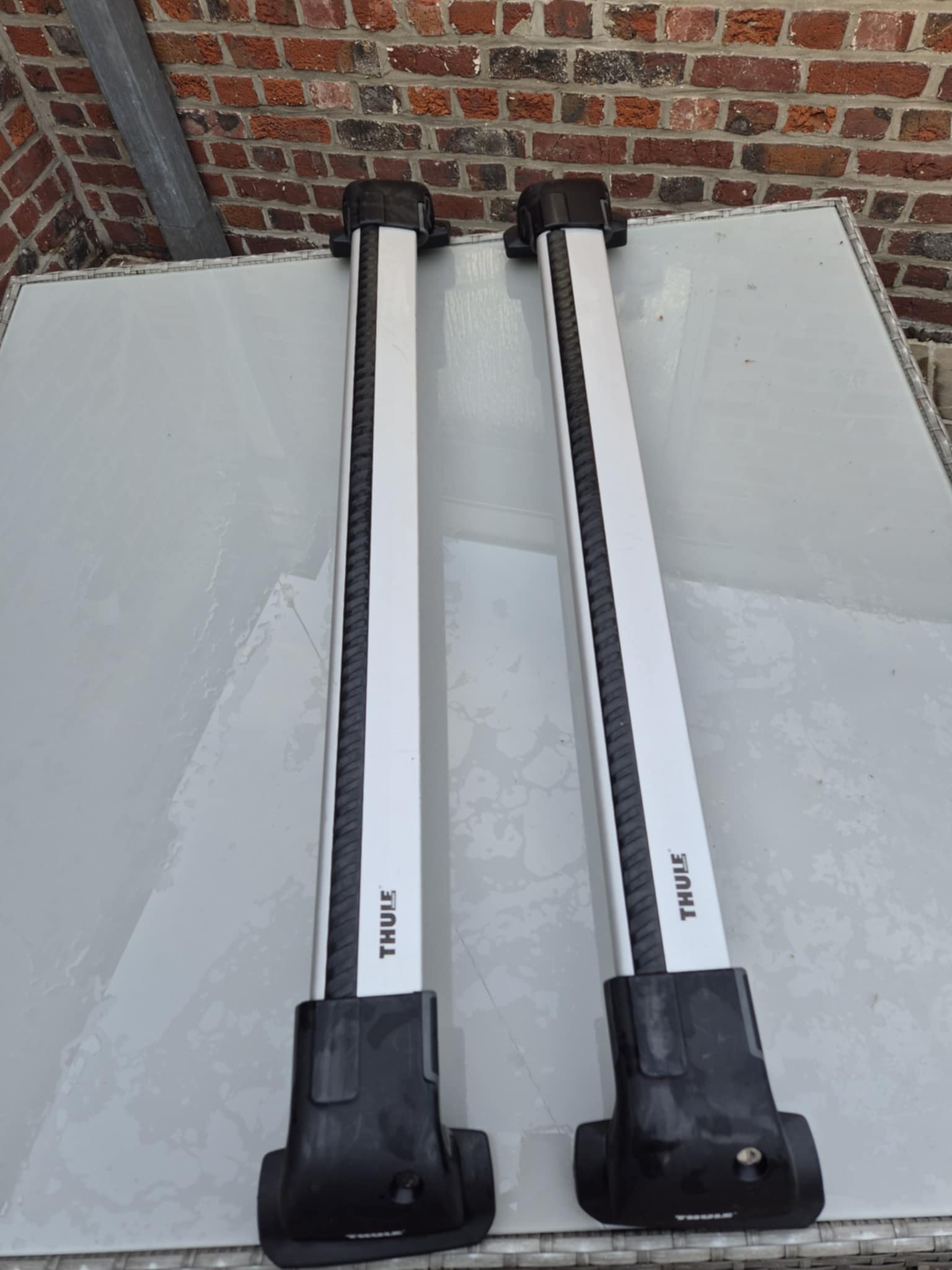 Barres de toit pour vehicule muni de point  d encrage