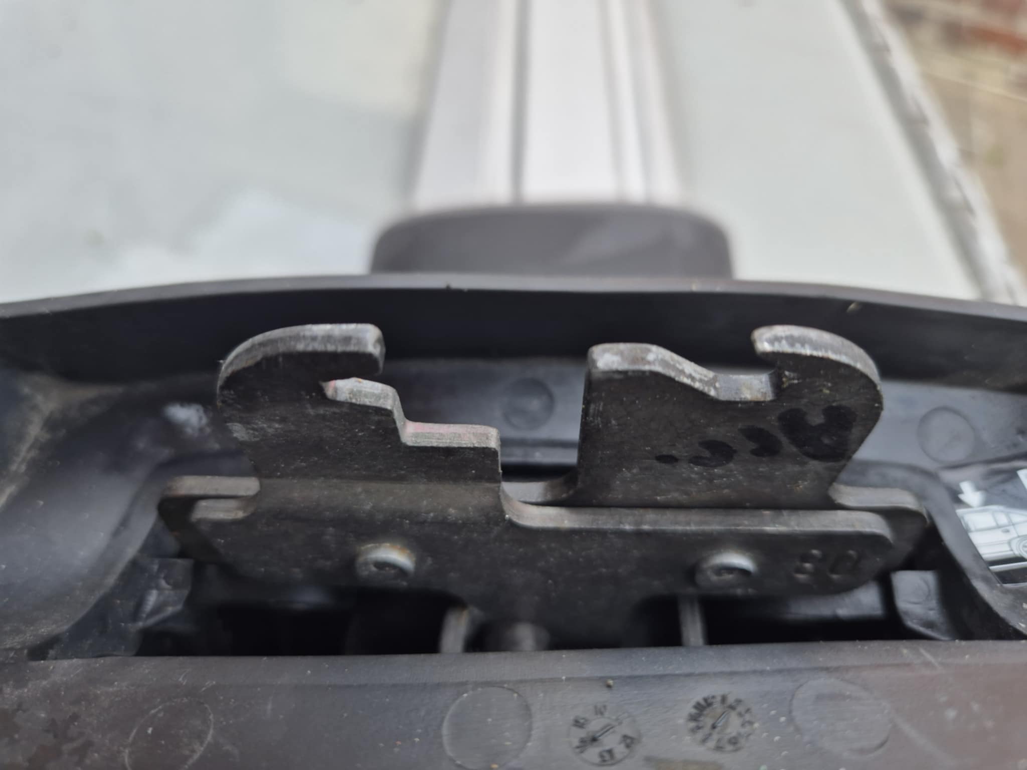 Barres de toit pour vehicule muni de point  d encrage