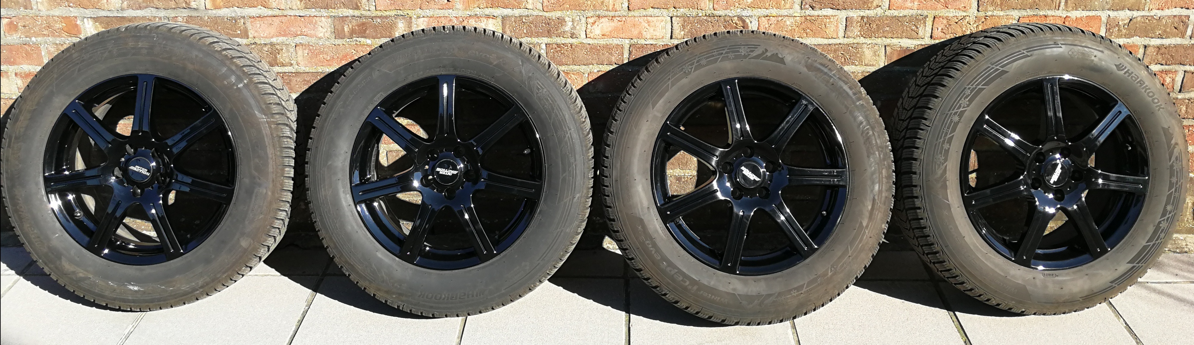 4 pneus neige montés sur jantes noires aluminium