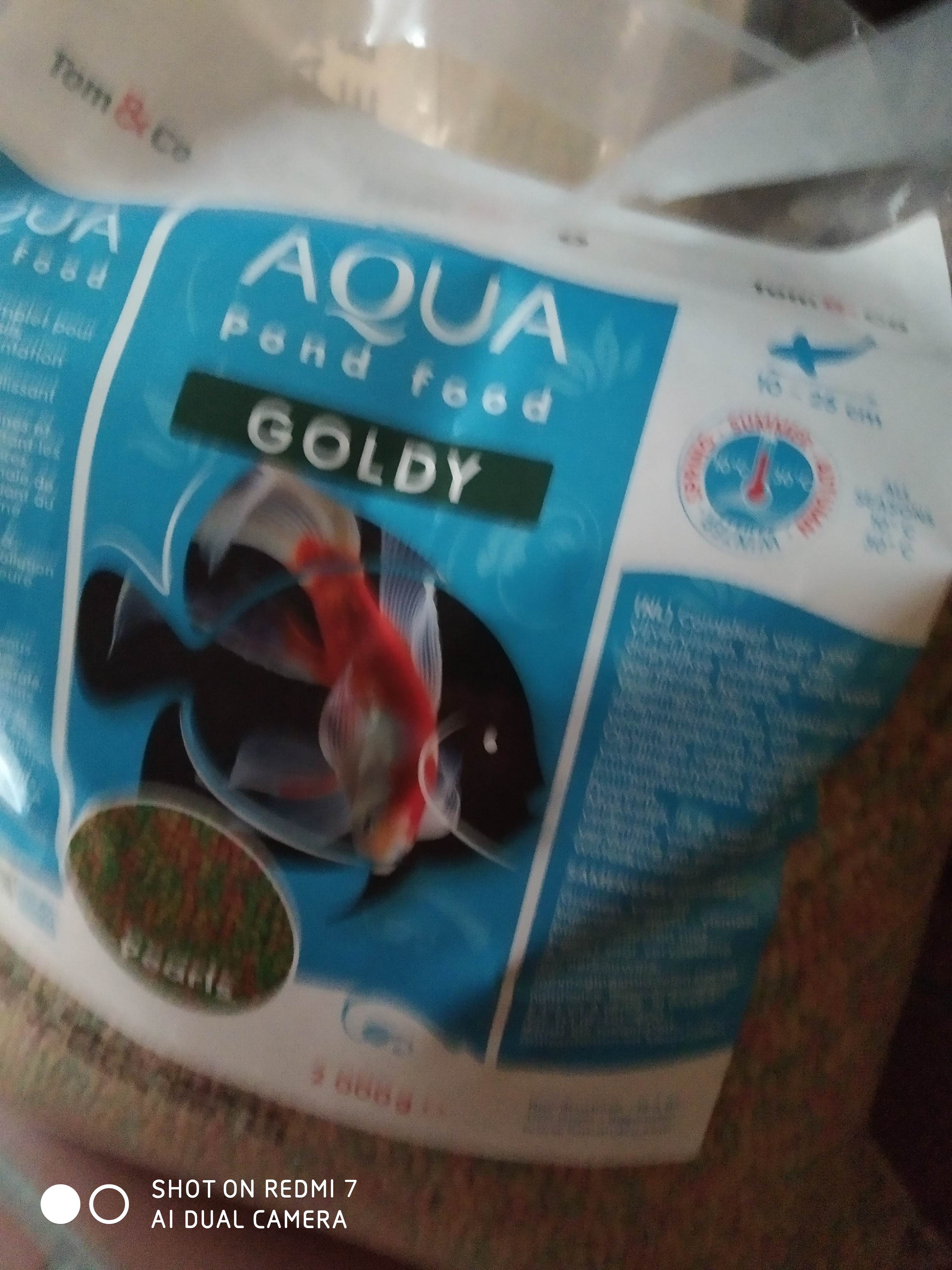 nourriture pour poissons d'aquarium ou de bassin et koi